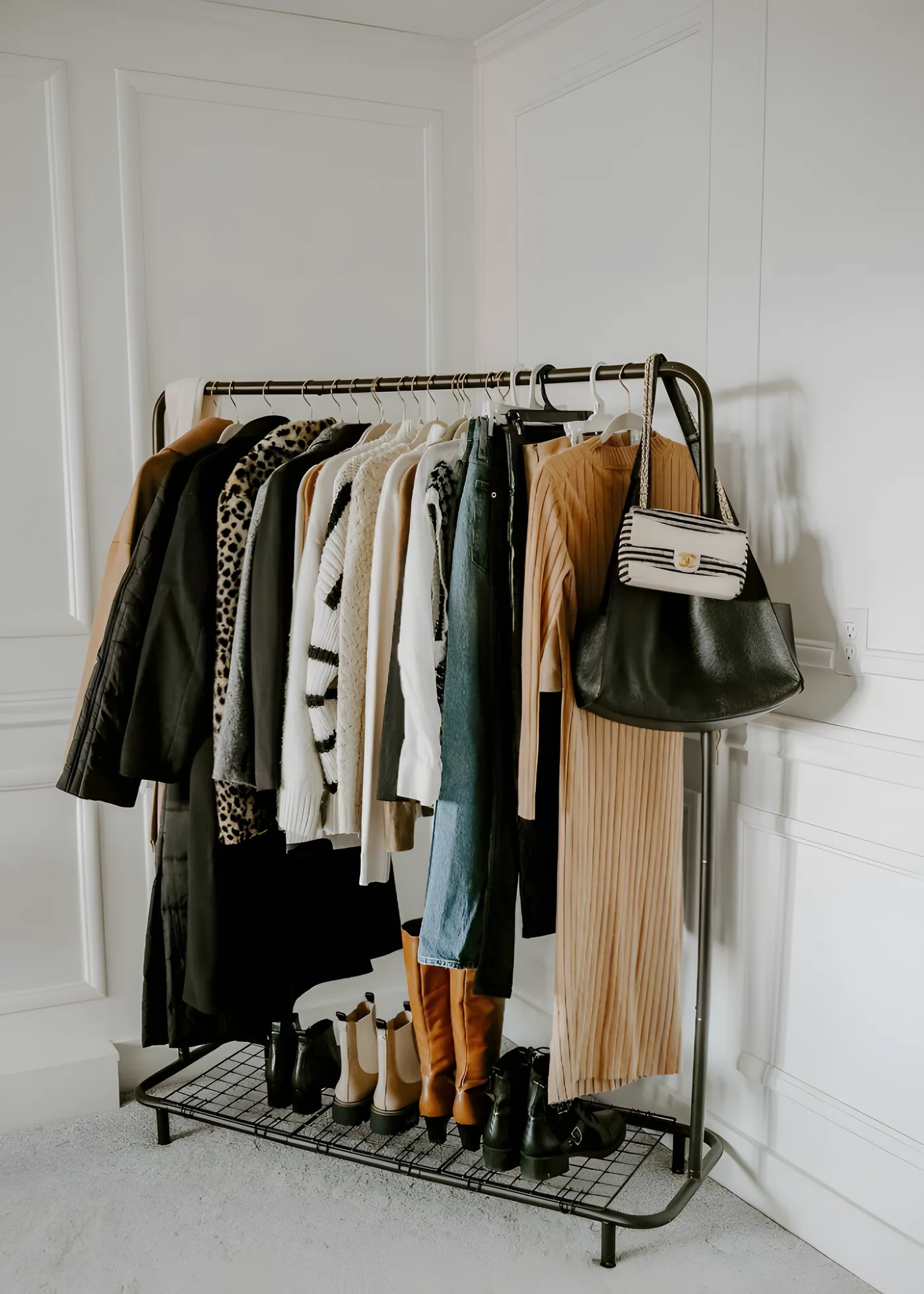 Essential Minimalist Wardrobe Guide: Building a Timeless and Functional Closet