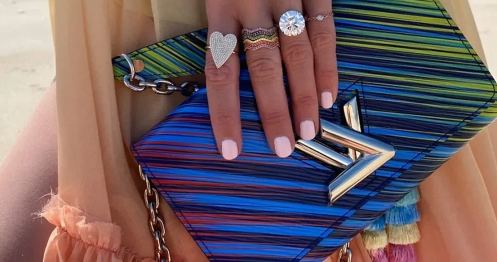How to Create a Unique and Stylish Look with Vintage or Second-Hand Luxury Fashion Items