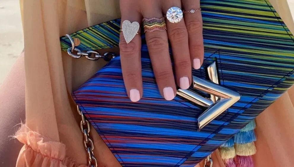 How to Create a Unique and Stylish Look with Vintage or Second-Hand Luxury Fashion Items