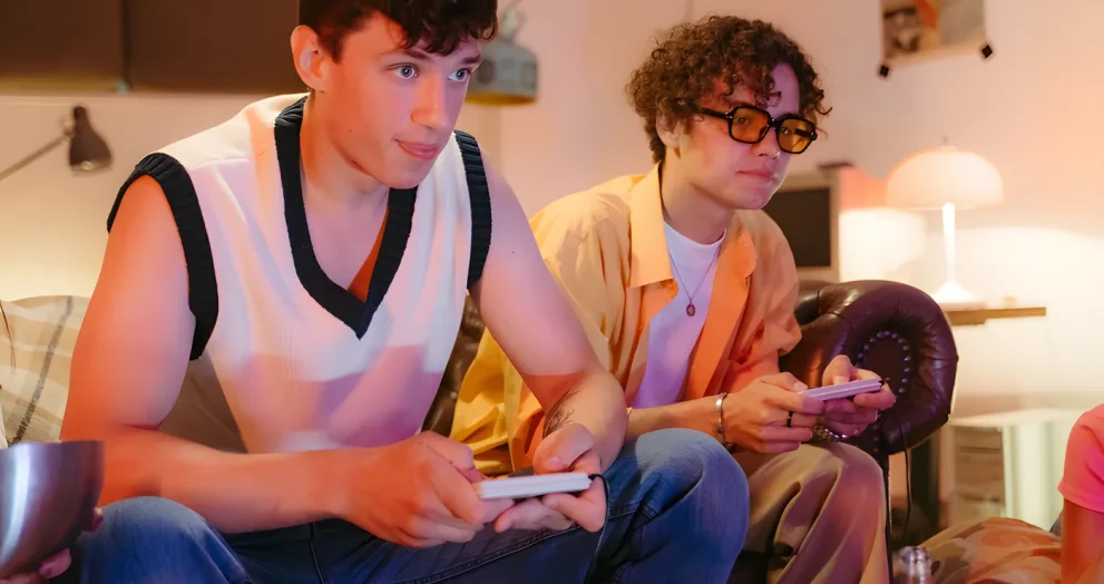 Reviving the 90s: Men's Fashion Trends Making a Comeback