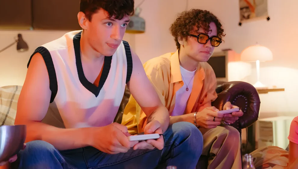 Reviving the 90s: Men's Fashion Trends Making a Comeback