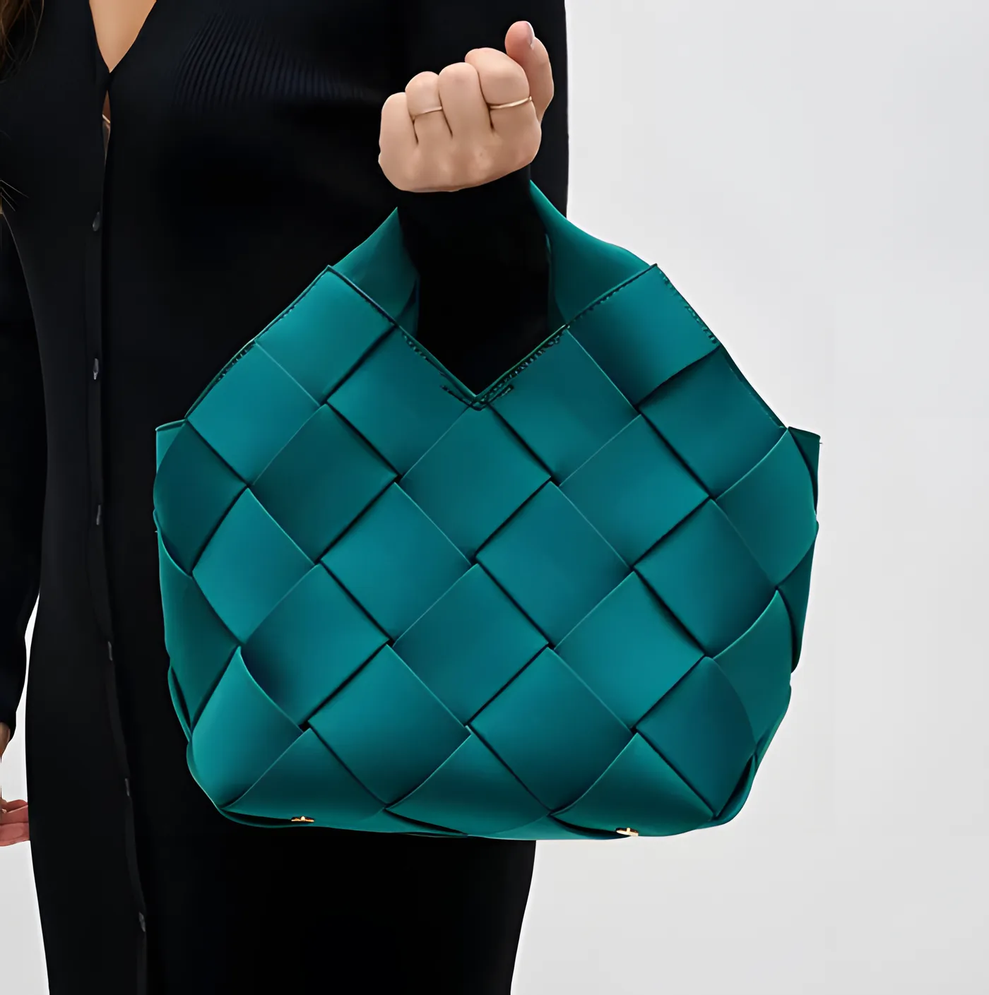 This Year’s Handbag Trends: The Must-Have Styles and Designs