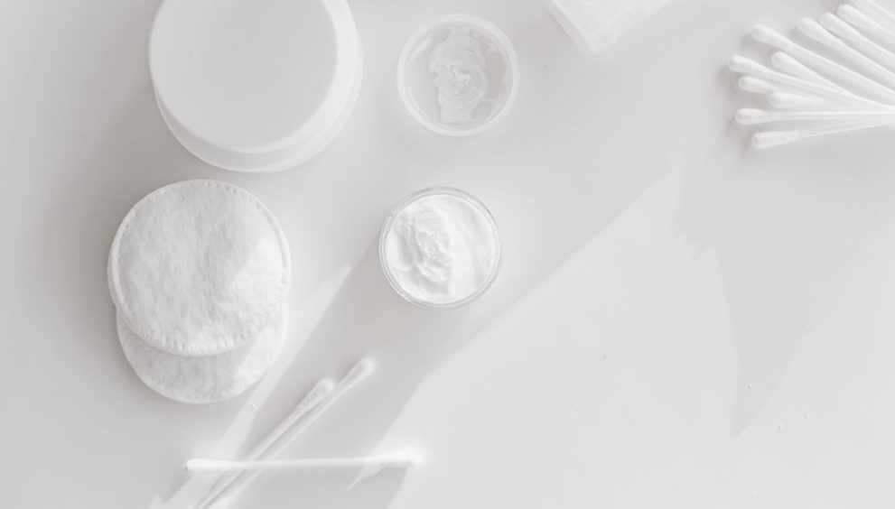 Soothing Sensitive Skin: How to Choose a Calming Repair Cream for Your Routine